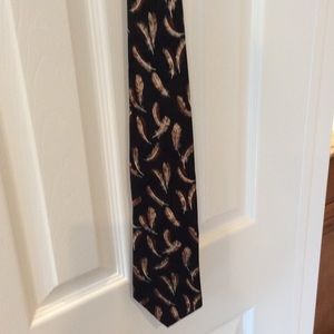 Georgio silk tie w/ feather pattern.